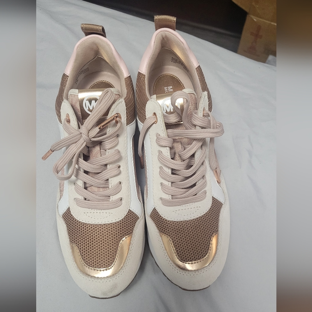 Michael kors shoes never worn. Tried to style them just not for me.